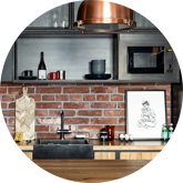 Кирпич или грубая штукатурка на стенах